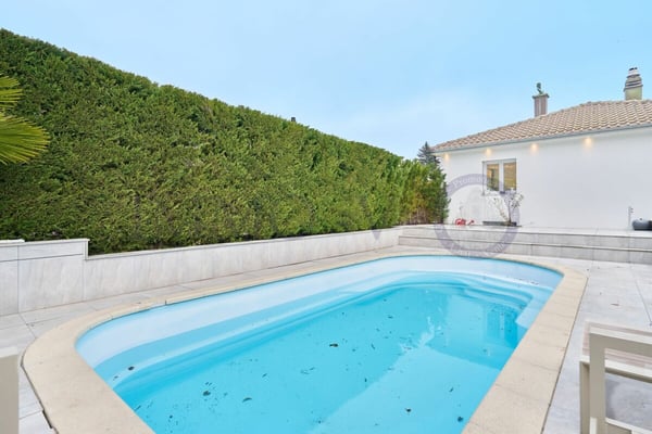 SPACIEUSE DE HAUT STANDING AVEC GRAND JARDIN ET PISCINE 2