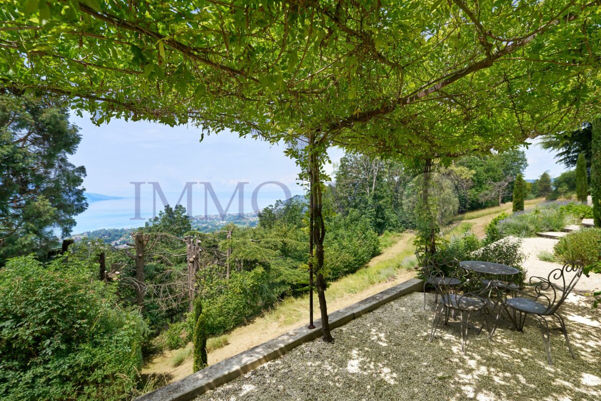 DE PRESTIGE AVEC PISCINE ET VUE PANORAMIQUE - MEUBLEE