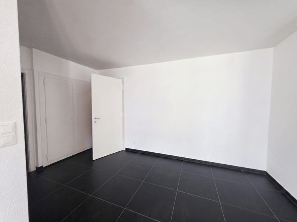Magnifique appartement de 2,5 pièces entièrement rénové avec balcon 2