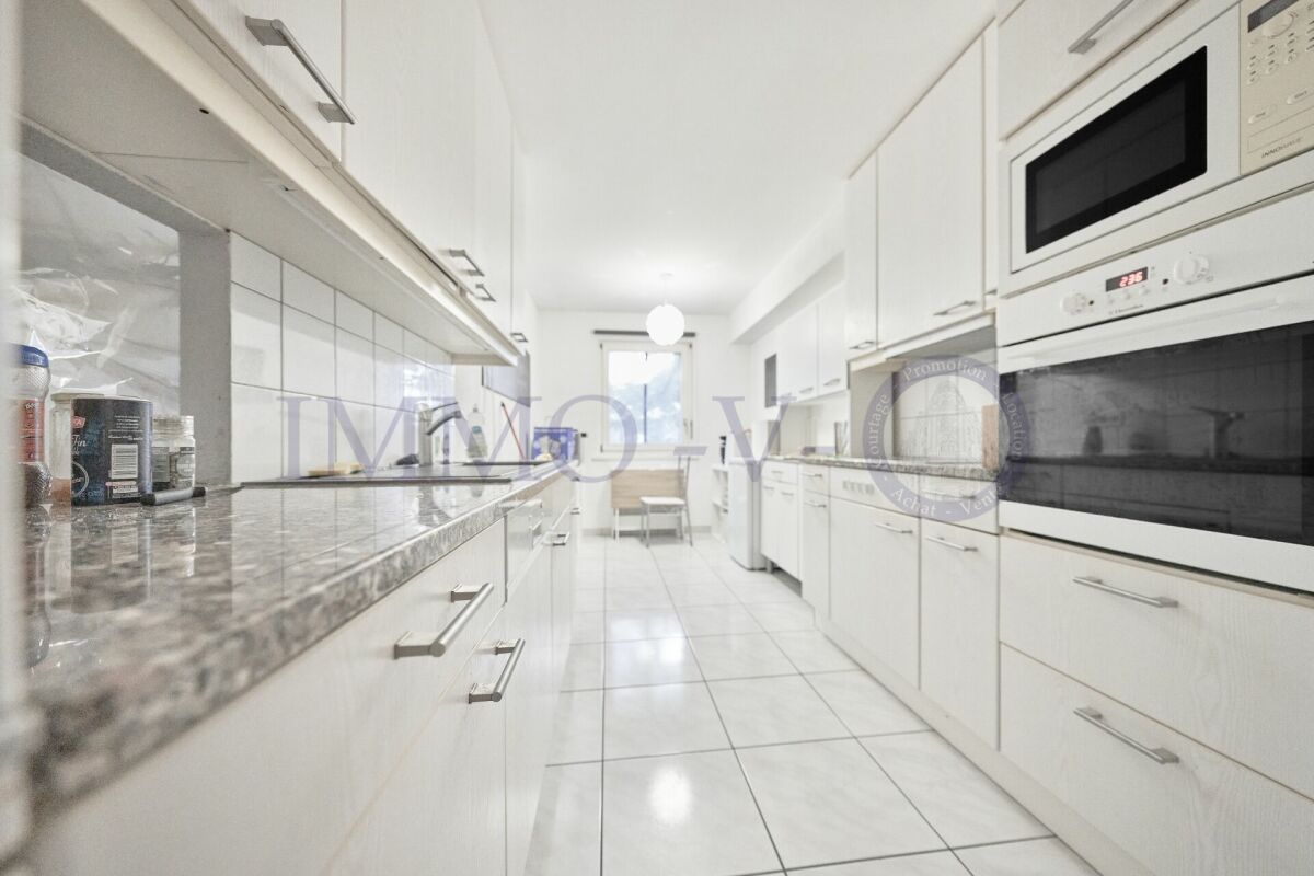 SPACIEUX AVEC GRANDE TERRASSE ET EMPLACEMENT IDEAL