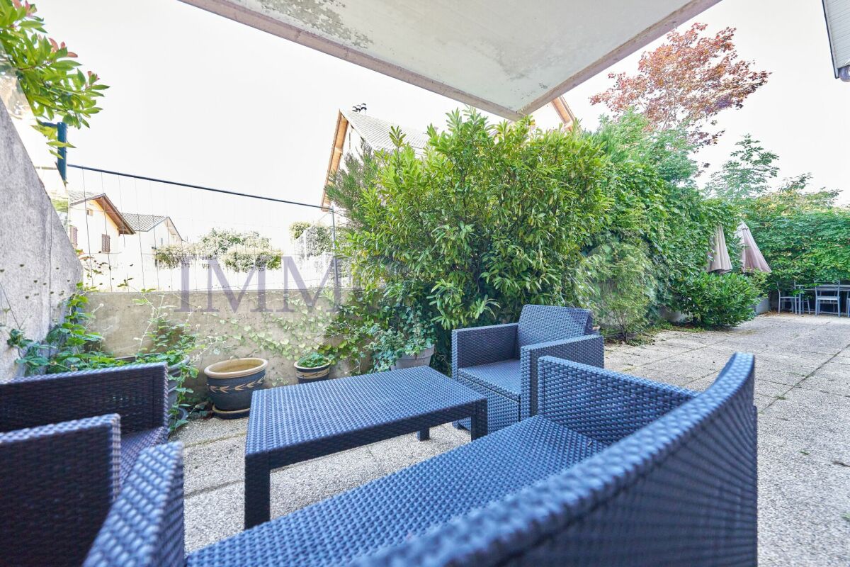 SPACIEUX AVEC GRANDE TERRASSE ET EMPLACEMENT IDEAL