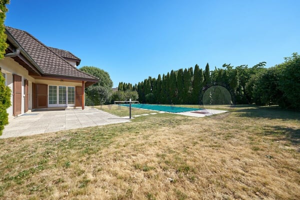 SPACIEUSE VILLA DE STANDING AVEC GRANDE JARDIN ET PISCINE 2