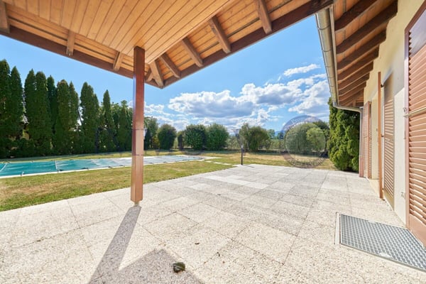 SPACIEUSE VILLA DE STANDING AVEC GRANDE JARDIN ET PISCINE 7