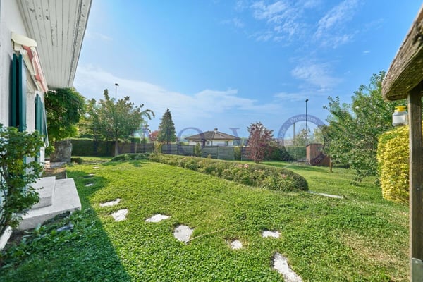 SPACIEUSE ET INDIVIDUELLE AVEC GRAND JARDIN 16
