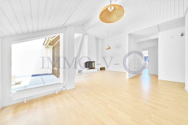 SPACIEUX ATTIQUE RENOVE AVEC CACHET AVEC BALCON-TERASSE VUE LAC