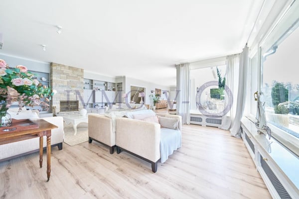 DE PRESTIGE AVEC PISCINE ET VUE PANORAMIQUE - MEUBLEE 9