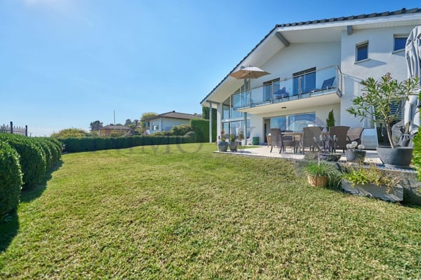 DE STANDING AVEC GRAND JARDIN ET VUE LAC 2