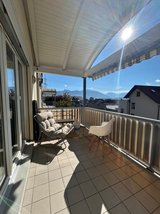 Helle 5.5-Zimmer-Dachwohnung mit Balkon in Uznach 2