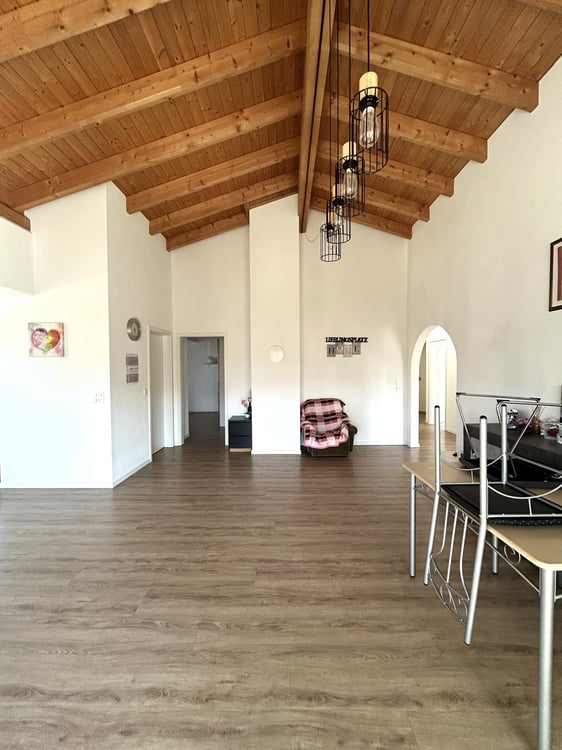 Helle 5.5-Zimmer-Dachwohnung mit Balkon in Uznach 4